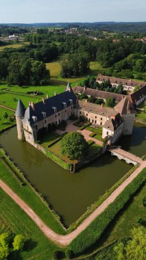 İnsansız hava aracı fotoğrafı La Roche-en-Brenil kalesi Fransa Avrupa