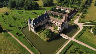 İnsansız hava aracı fotoğrafı La Roche-en-Brenil kalesi Fransa Avrupa