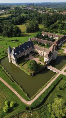 İnsansız hava aracı fotoğrafı La Roche-en-Brenil kalesi Fransa Avrupa