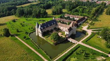 İnsansız hava aracı fotoğrafı La Roche-en-Brenil kalesi Fransa Avrupa