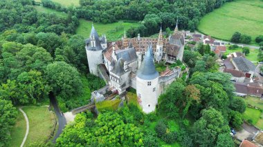 İnsansız hava aracı fotoğrafı La Rochepot kalesi Fransa Avrupa