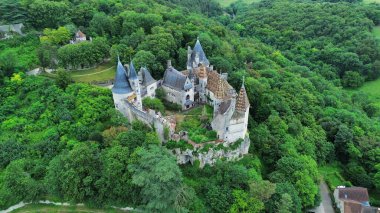 İnsansız hava aracı fotoğrafı La Rochepot kalesi Fransa Avrupa