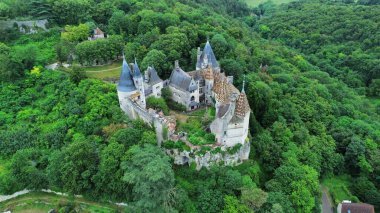 İnsansız hava aracı fotoğrafı La Rochepot kalesi Fransa Avrupa