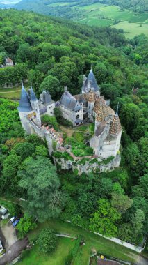 İnsansız hava aracı fotoğrafı La Rochepot kalesi Fransa Avrupa
