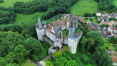İnsansız hava aracı fotoğrafı La Rochepot kalesi Fransa Avrupa