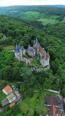 İnsansız hava aracı fotoğrafı La Rochepot kalesi Fransa Avrupa