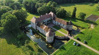 İnsansız hava aracı fotoğrafı Lacour d 'Arcenay Şatosu Fransa Avrupa