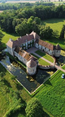 İnsansız hava aracı fotoğrafı Lacour d 'Arcenay Şatosu Fransa Avrupa