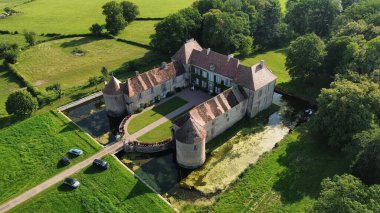 İnsansız hava aracı fotoğrafı Lacour d 'Arcenay Şatosu Fransa Avrupa