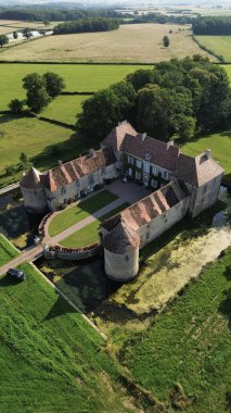 İnsansız hava aracı fotoğrafı Lacour d 'Arcenay Şatosu Fransa Avrupa
