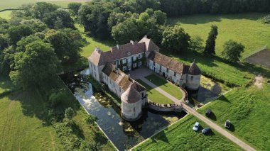 İnsansız hava aracı fotoğrafı Lacour d 'Arcenay Şatosu Fransa Avrupa