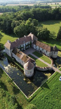 İnsansız hava aracı fotoğrafı Lacour d 'Arcenay Şatosu Fransa Avrupa