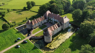 İnsansız hava aracı fotoğrafı Lacour d 'Arcenay Şatosu Fransa Avrupa