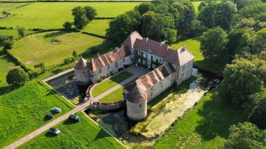 İnsansız hava aracı fotoğrafı Lacour d 'Arcenay Şatosu Fransa Avrupa