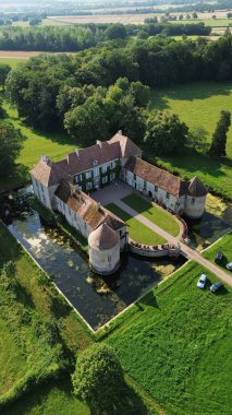 İnsansız hava aracı fotoğrafı Lacour d 'Arcenay Şatosu Fransa Avrupa