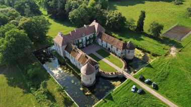 İnsansız hava aracı fotoğrafı Lacour d 'Arcenay Şatosu Fransa Avrupa