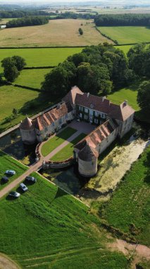 İnsansız hava aracı fotoğrafı Lacour d 'Arcenay Şatosu Fransa Avrupa