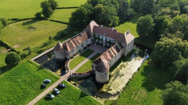 İnsansız hava aracı fotoğrafı Lacour d 'Arcenay Şatosu Fransa Avrupa