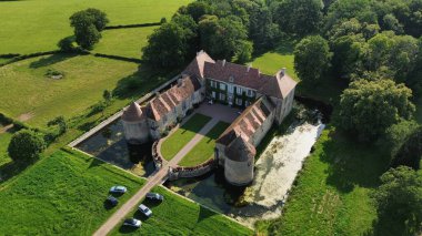 İnsansız hava aracı fotoğrafı Lacour d 'Arcenay Şatosu Fransa Avrupa