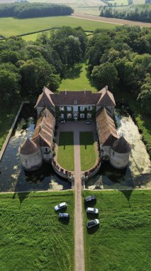 İnsansız hava aracı fotoğrafı Lacour d 'Arcenay Şatosu Fransa Avrupa