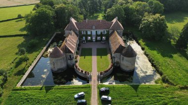 İnsansız hava aracı fotoğrafı Lacour d 'Arcenay Şatosu Fransa Avrupa
