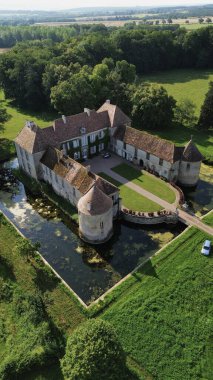 İnsansız hava aracı fotoğrafı Lacour d 'Arcenay Şatosu Fransa Avrupa