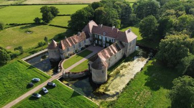 İnsansız hava aracı fotoğrafı Lacour d 'Arcenay Şatosu Fransa Avrupa