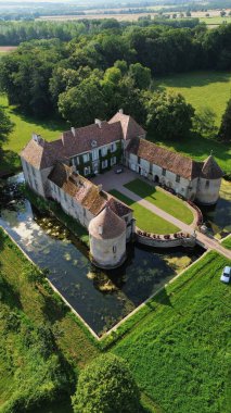 İnsansız hava aracı fotoğrafı Lacour d 'Arcenay Şatosu Fransa Avrupa