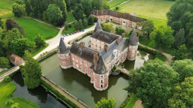 İnsansız hava aracı fotoğrafı Longecourt kalesi Fransa Avrupa