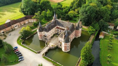 İnsansız hava aracı fotoğrafı Longecourt kalesi Fransa Avrupa