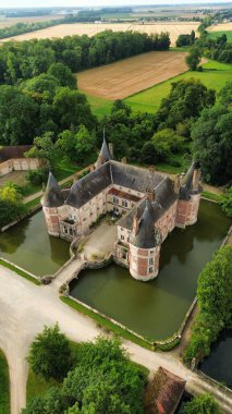 İnsansız hava aracı fotoğrafı Longecourt kalesi Fransa Avrupa