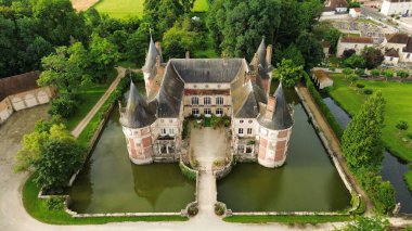 İnsansız hava aracı fotoğrafı Longecourt kalesi Fransa Avrupa