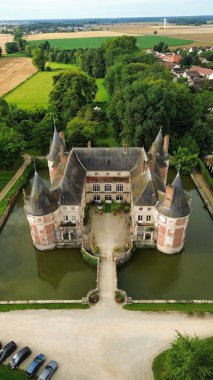 İnsansız hava aracı fotoğrafı Longecourt kalesi Fransa Avrupa