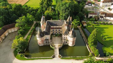 İnsansız hava aracı fotoğrafı Longecourt kalesi Fransa Avrupa