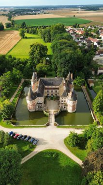 İnsansız hava aracı fotoğrafı Longecourt kalesi Fransa Avrupa