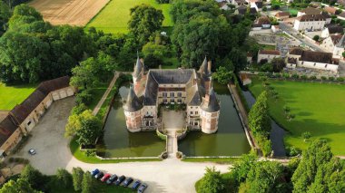 İnsansız hava aracı fotoğrafı Longecourt kalesi Fransa Avrupa