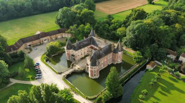 İnsansız hava aracı fotoğrafı Longecourt kalesi Fransa Avrupa