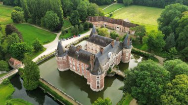 İnsansız hava aracı fotoğrafı Longecourt kalesi Fransa Avrupa