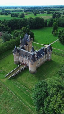 İnsansız hava aracı fotoğrafı Loriol kalesi Fransa Avrupa