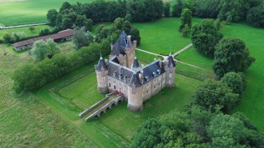 İnsansız hava aracı fotoğrafı Loriol kalesi Fransa Avrupa