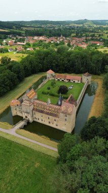 İnsansız hava aracı fotoğrafı Marigny-le-Cahouet şatosu Fransa Avrupa