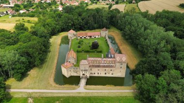 İnsansız hava aracı fotoğrafı Marigny-le-Cahouet şatosu Fransa Avrupa