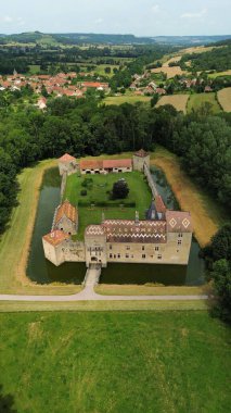 İnsansız hava aracı fotoğrafı Marigny-le-Cahouet şatosu Fransa Avrupa