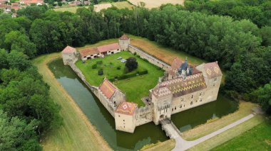 İnsansız hava aracı fotoğrafı Marigny-le-Cahouet şatosu Fransa Avrupa