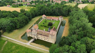 İnsansız hava aracı fotoğrafı Marigny-le-Cahouet şatosu Fransa Avrupa