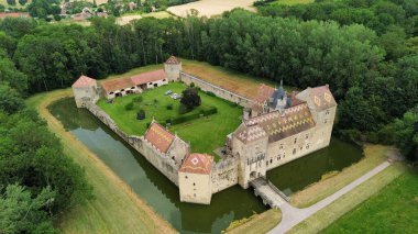 İnsansız hava aracı fotoğrafı Marigny-le-Cahouet şatosu Fransa Avrupa