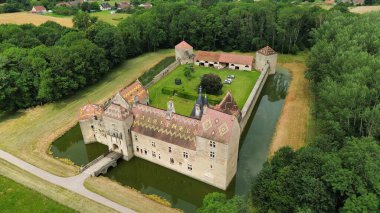 İnsansız hava aracı fotoğrafı Marigny-le-Cahouet şatosu Fransa Avrupa