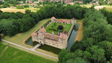 İnsansız hava aracı fotoğrafı Marigny-le-Cahouet şatosu Fransa Avrupa