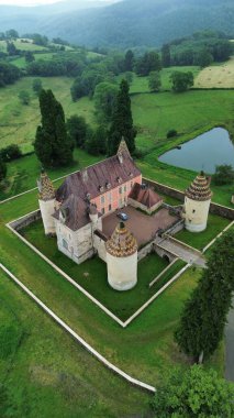 İnsansız hava aracı fotoğrafı Menessaire kalesi Fransa Avrupa