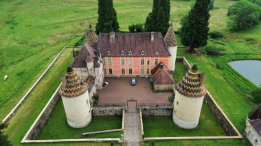 İnsansız hava aracı fotoğrafı Menessaire kalesi Fransa Avrupa